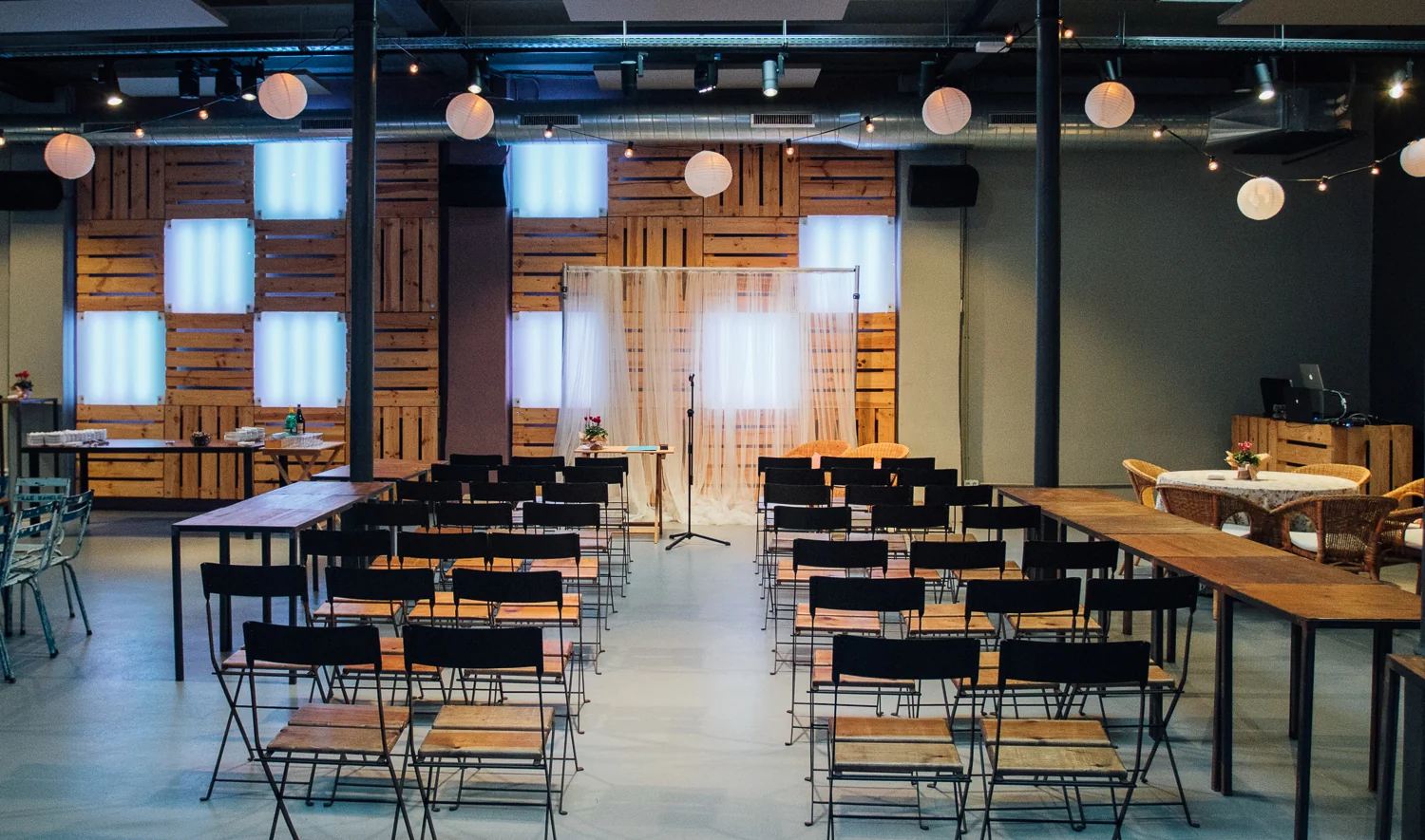 Sala del Portal de l'Eixample preparada para conferencia